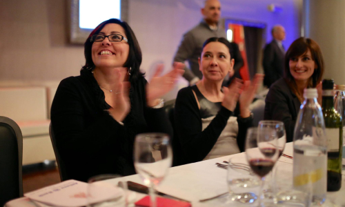 Tre spettatrici applaudono il mentalista Darus