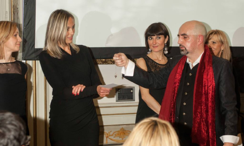 il mentalista Darus coinvolge delle spettatrici in un esperimento mentale