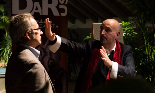 Il business mentalist durante un esperimento di ipnosi