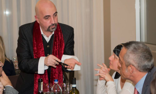 Il business mentalist si esibisce ai tavoli di una convention