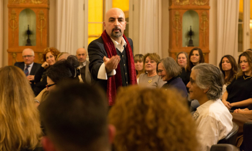 Il business mentalist Darus durante il suo spettacolo