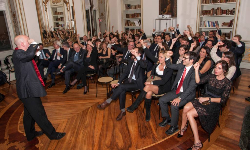 Pubblico interagisce con il mentalista Darus al suo spettacolo