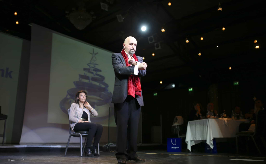 IL mentalista per aziende Darus durante il suo show