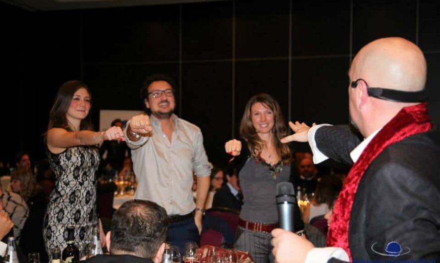 Il Business Mentalist Darus interagisce con alcuni spettatori