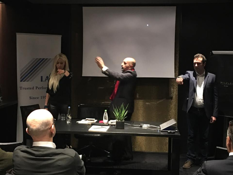 Il business mentalist in azione in un meeting aziendale