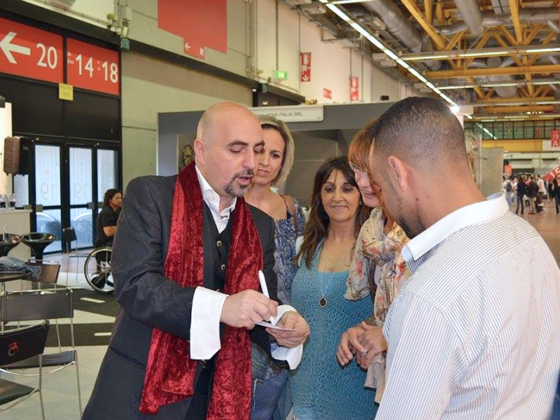 Il mentalista Darus realizza un esperimento alla fiera aziendale.