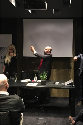 Lo spettacolo di mentalismo del business mentalist Darus